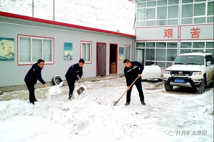 人間四月芳菲盡，山中春雪還復(fù)來(lái)