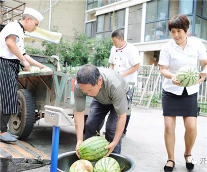 買下一整車西瓜，讓瓜農(nóng)早點(diǎn)回家